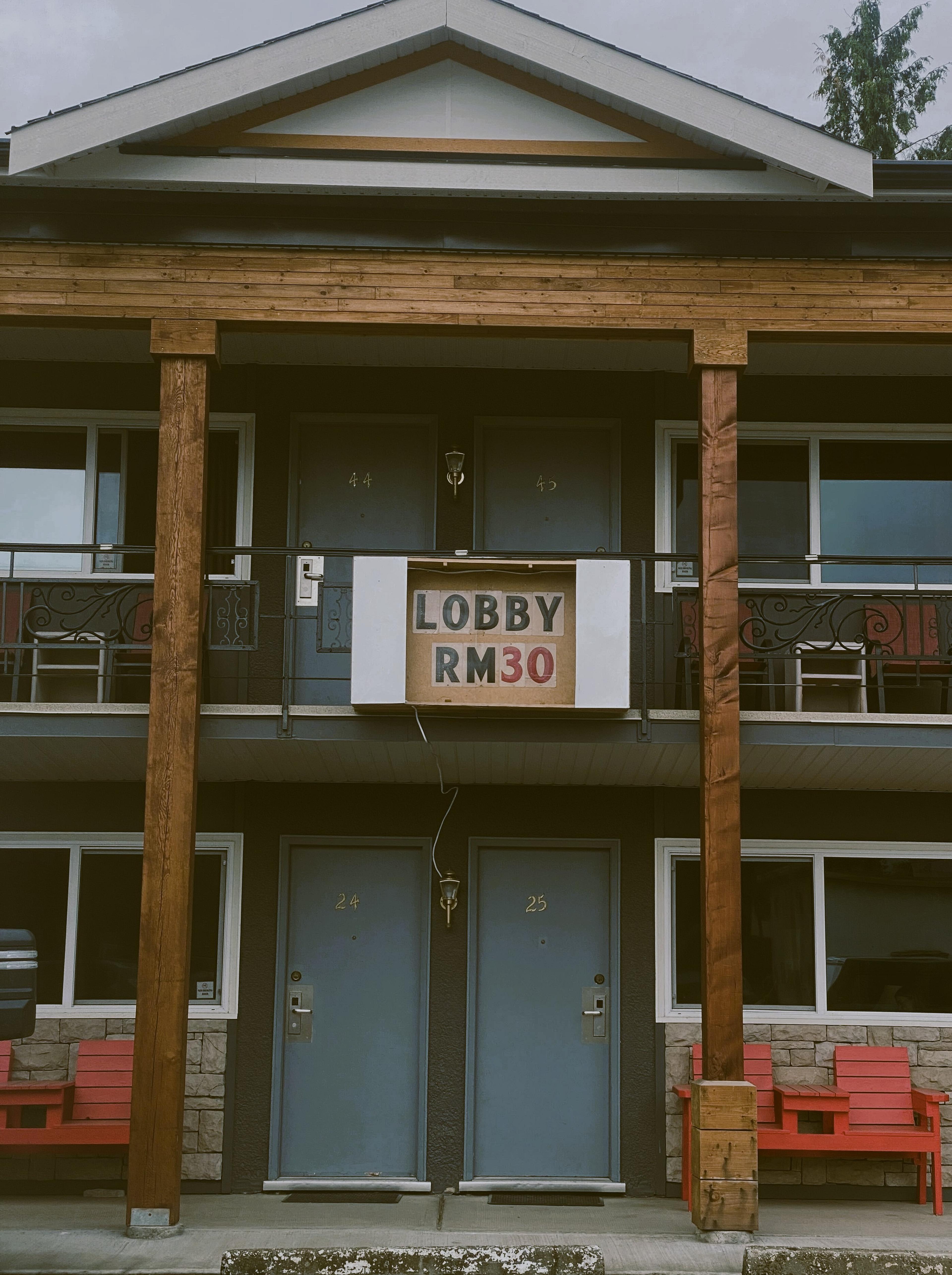 A motel mith a makeshift lobby sign out of cardboard: Lobby Room 30