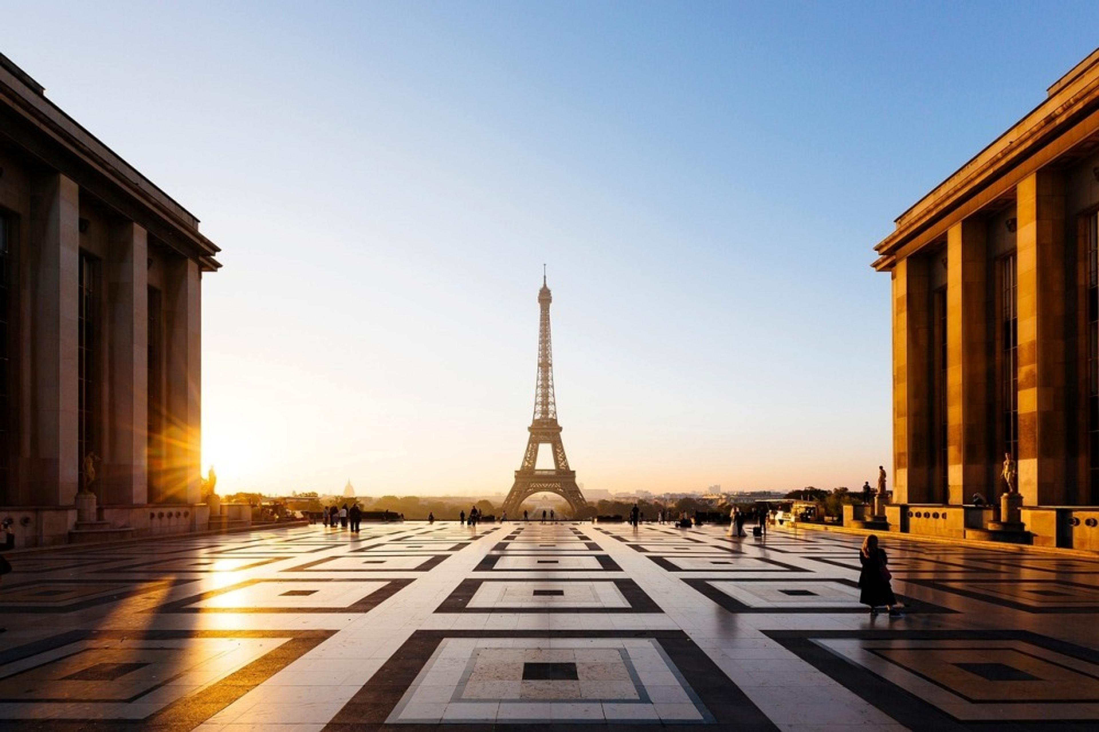 Eiffel Tower with people in foreground
