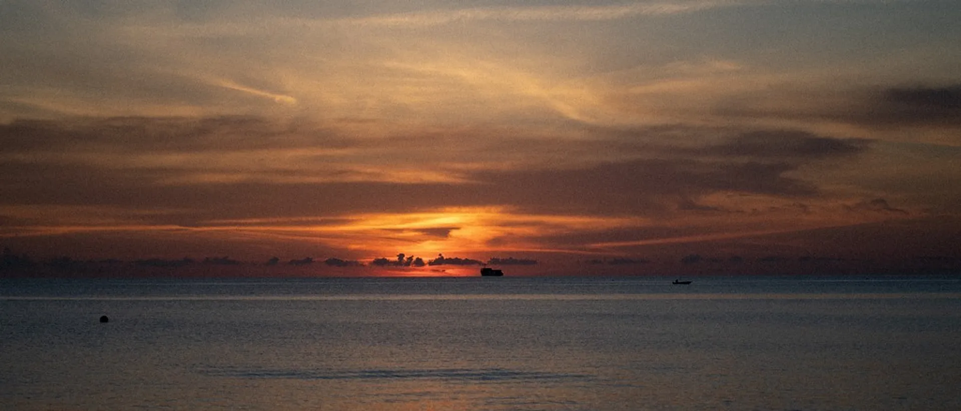 🐚 Grand Cayman at $390-$558 RT from Toronto, Hamilton & Edmonton 