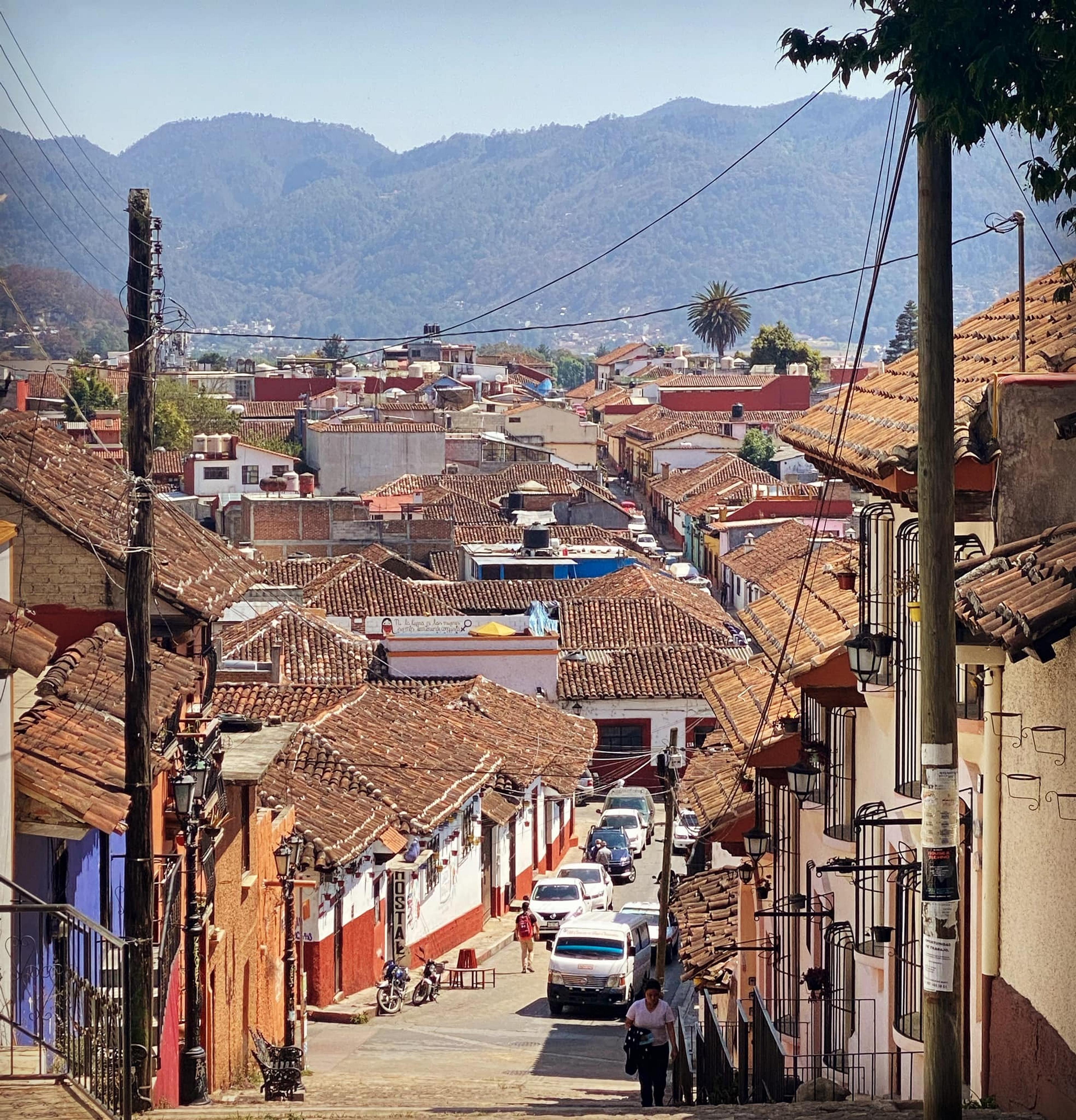 A picturesque view of San Cristóbal de las Casas in Chiapas, Mexico, with its charming colonial rooftops and mountainous backdrop.