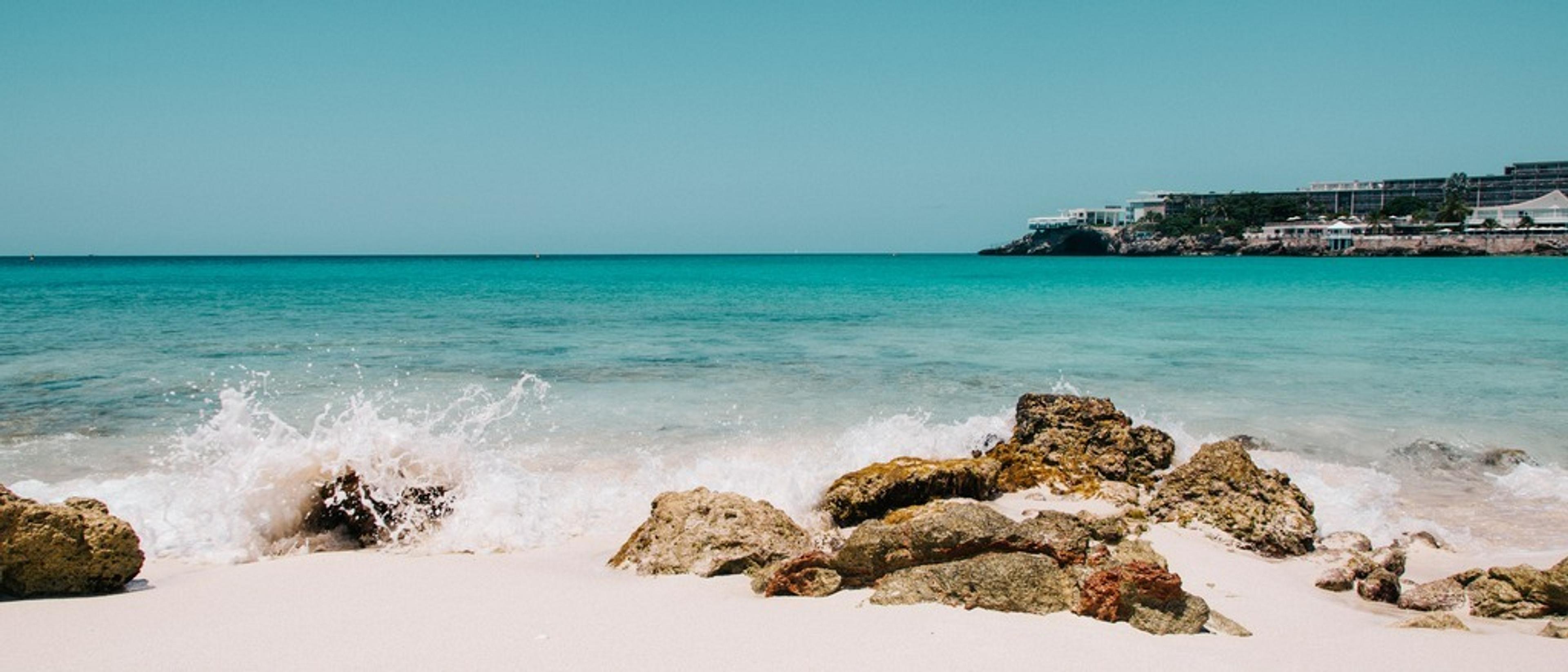 👙 Sint Maarten at $549-$593 RT from Halifax