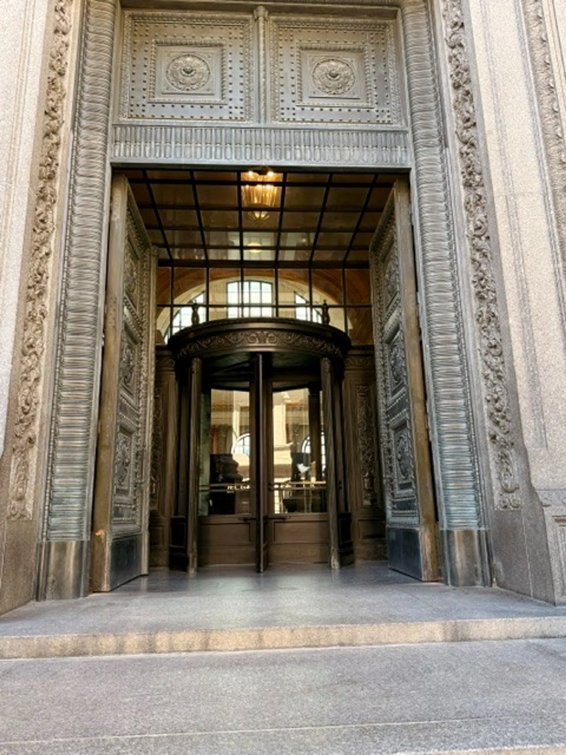 An ornate revolving door entrance leads into a historic bank in Montevideo.
